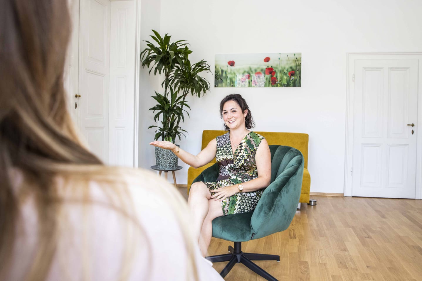 Nicole Francan erklärt etwas Ihrer Klientin
