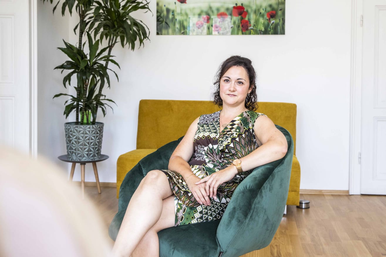 Nicole Francan hört Ihrer Klientin zu