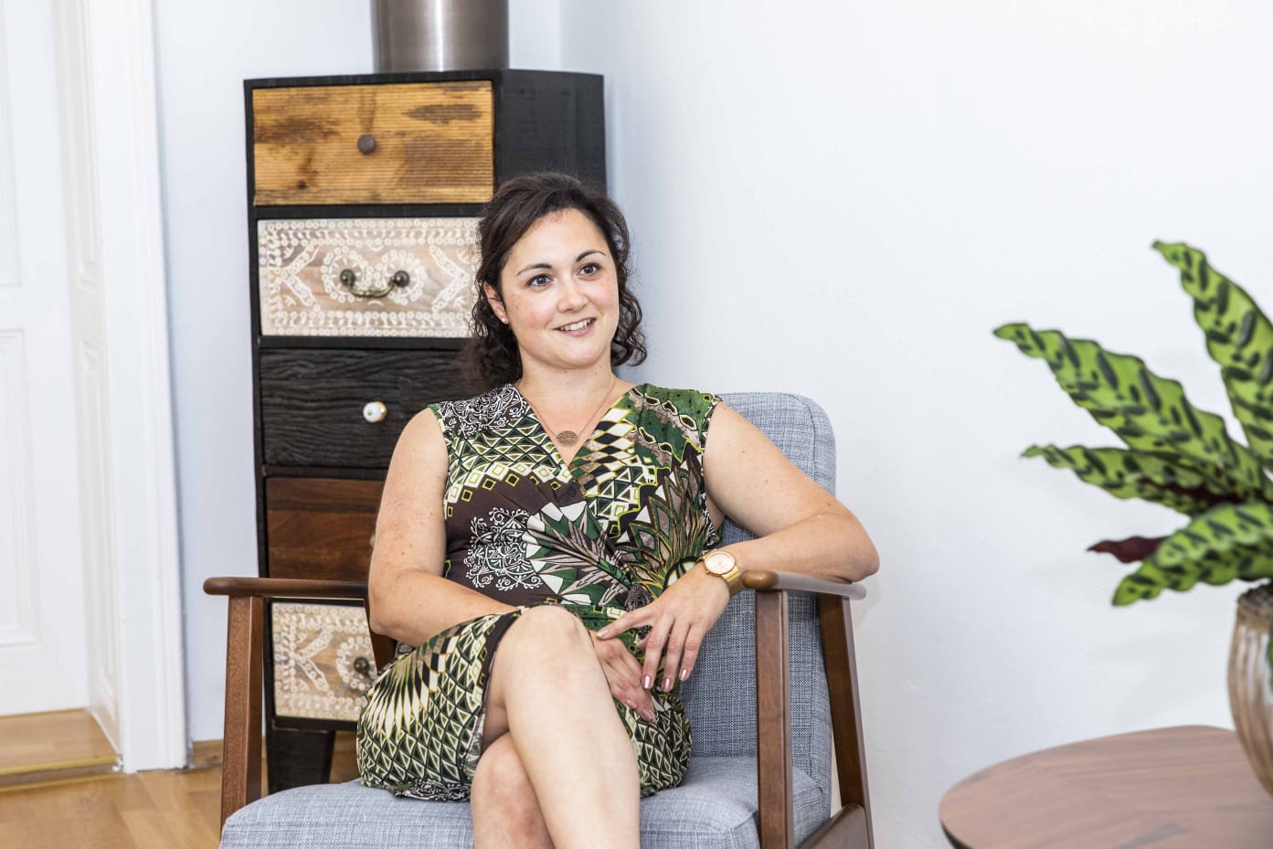 Nicole Francan hört Ihrer Klientin zu
